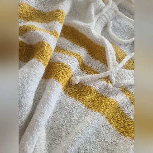 Lightweight white and mustard yellow sweater with hood size medium.Light weight - Picture 5 of 5